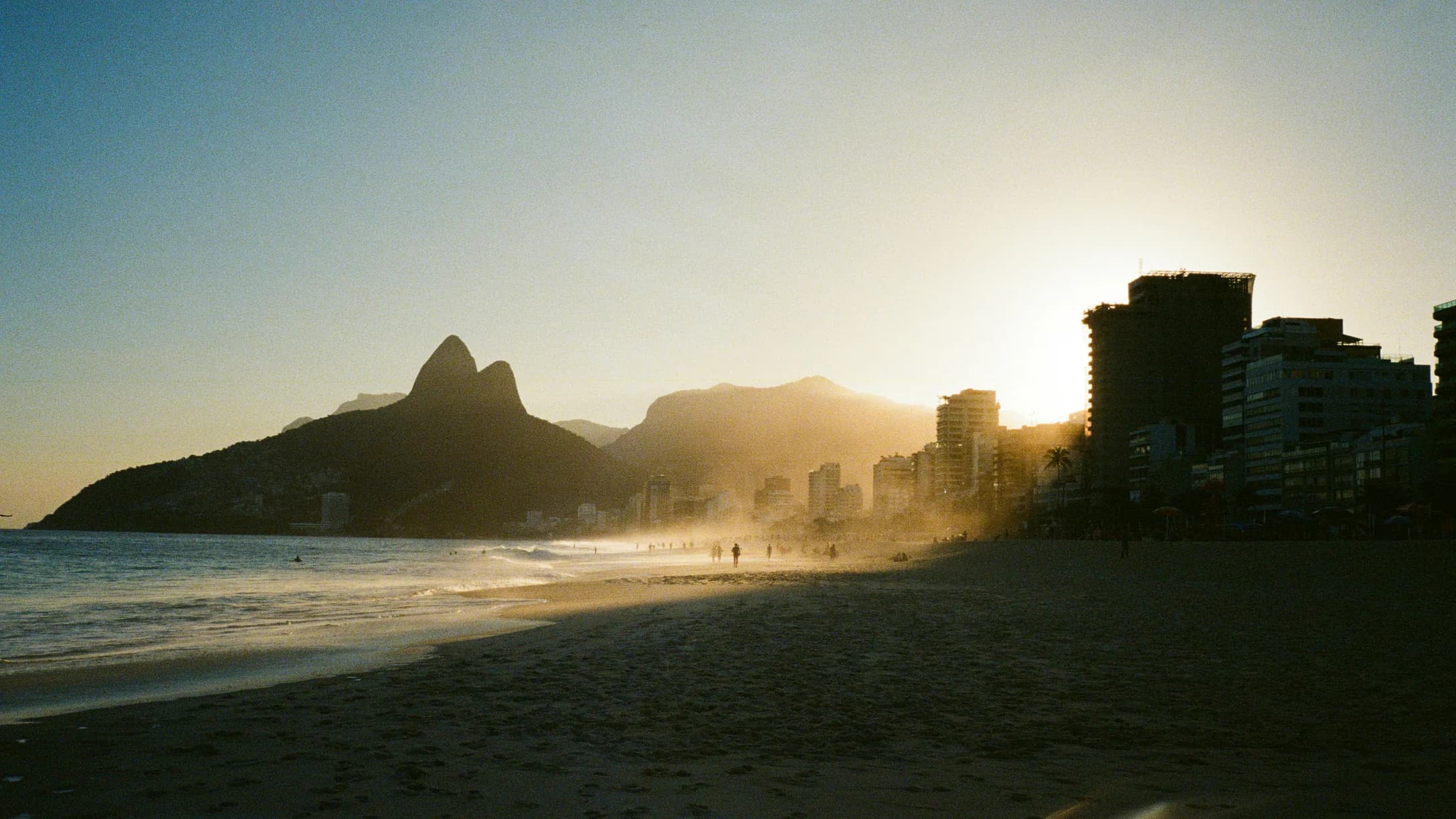 Atardecer en la playa de Ipanema, con el morro Dois Irmãos y los edificios a contraluz