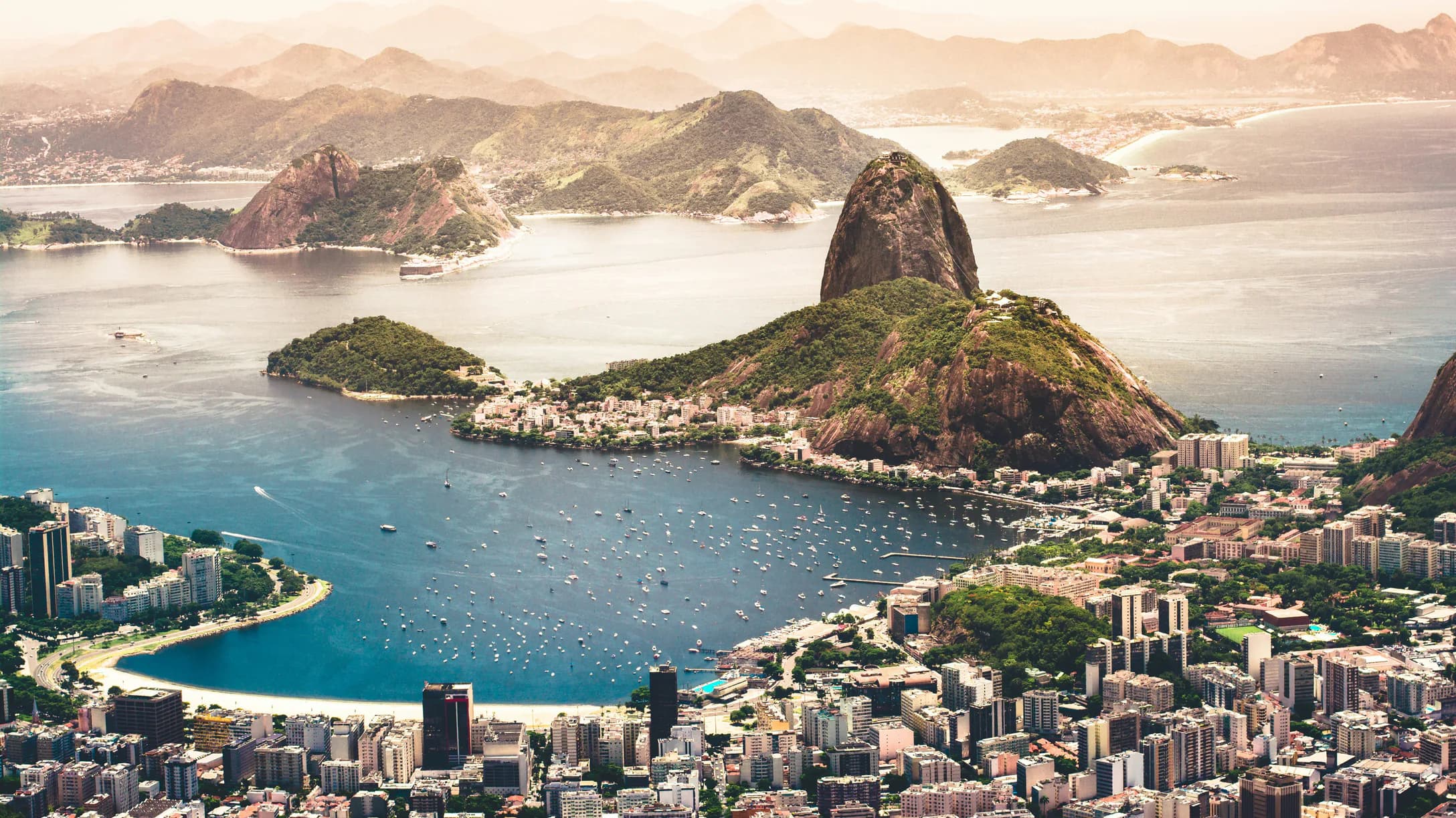 Vista aérea de Rio de Janeiro: el Pan de Azúcar, la ensenada de Botafogo y la bahía de Guanabara
